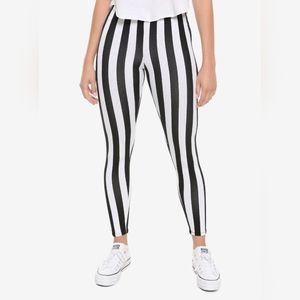 🎃🎃Black and white striped leggings